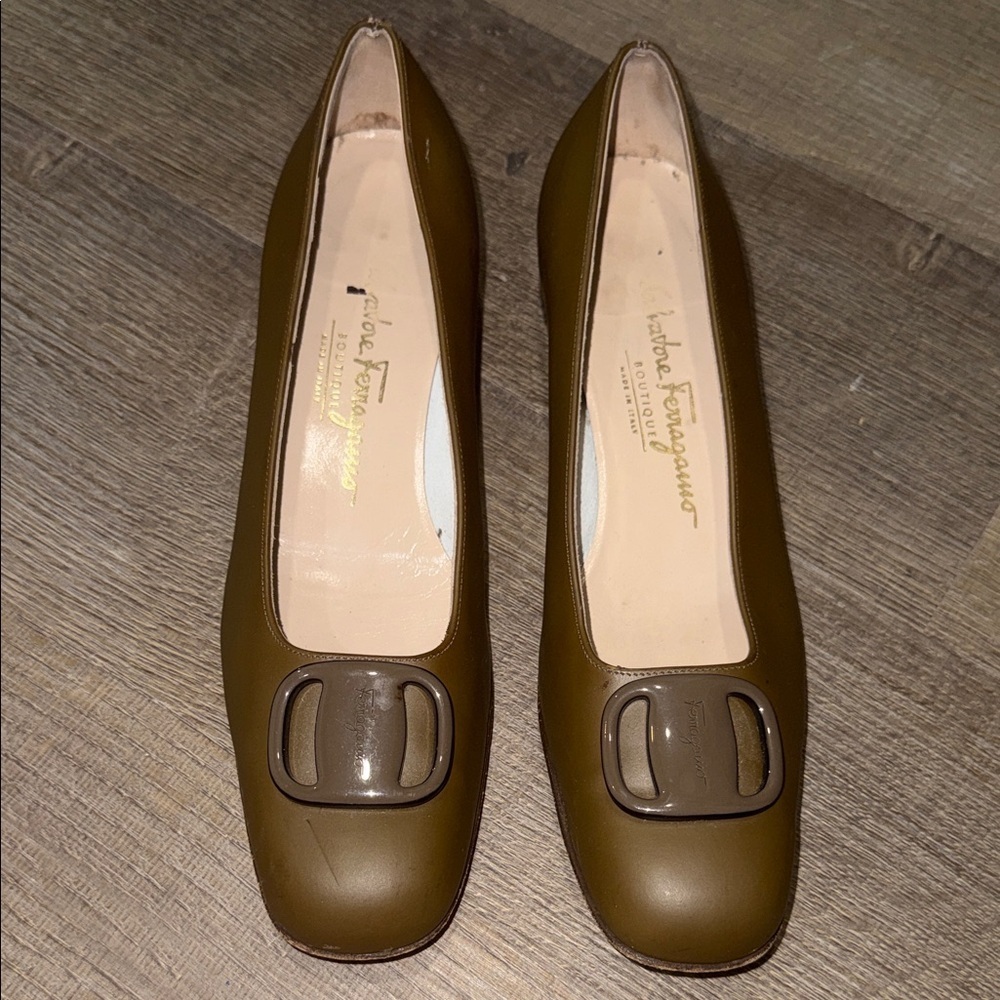 Salvatore Ferragamo Olive Green Leather Block Heel Pumps - Picture 2 of 7